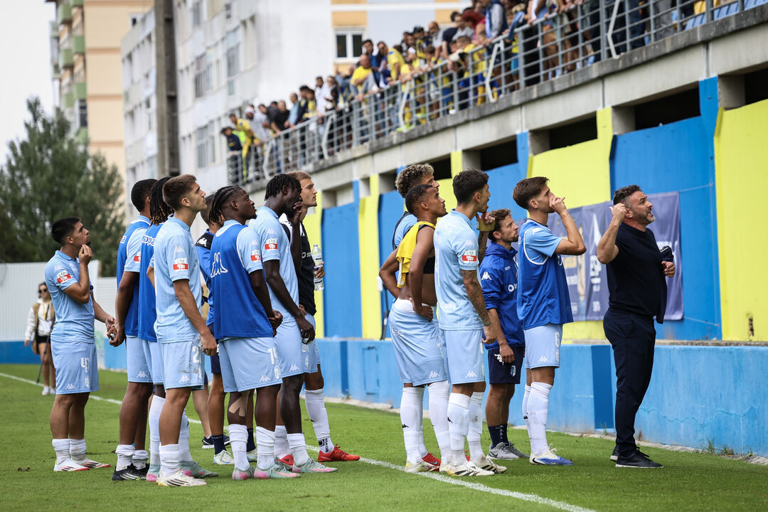 Adeptos protestam do Vizela com os jogadores e o treinador após a derrota com o Sintrense