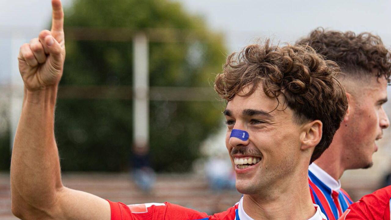 Jogador do Felgueiras festeja triunfo frente à Sanjoanense 