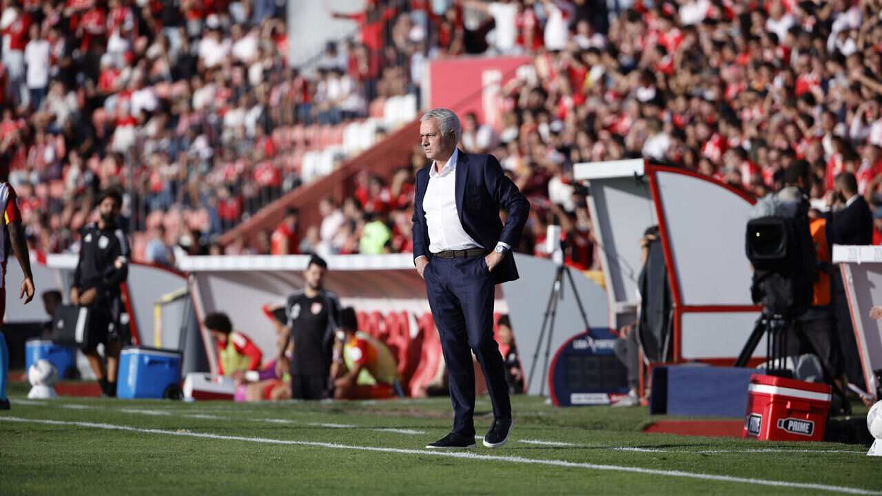 Mourinho no banco do Benfica durante o jogo com o AVS SAD