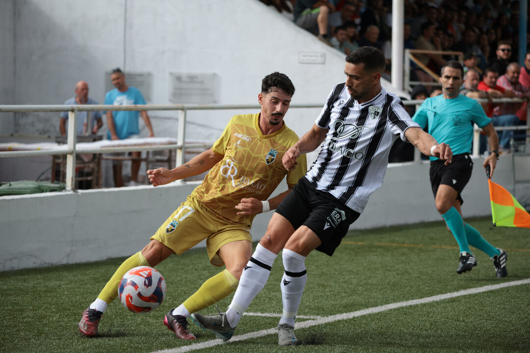 Momento do jogo entre o Farense e o Vidago