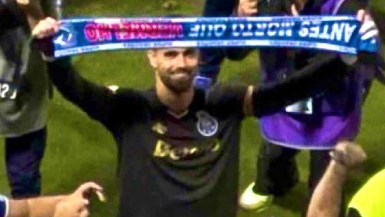 «Antes morto que vermelho»: Diogo Costa surpreendido por inscrição em cachecol