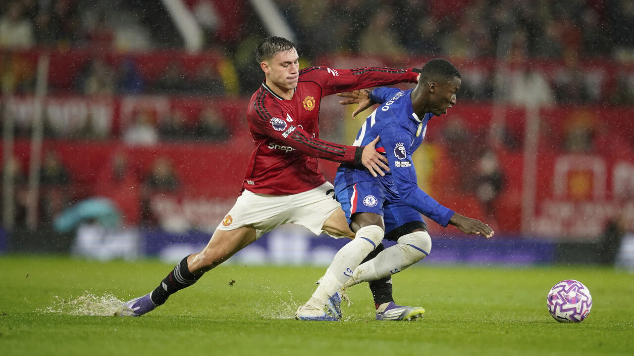 Manuel Ugarte e Moises Caicedo lutam pela posse de bola