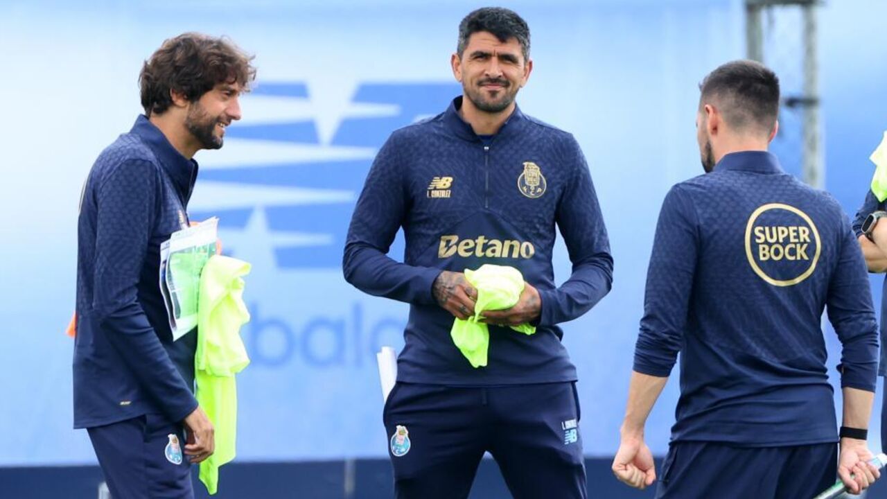 Lino Godinho, Lucho e Carlos Pintado abordam bolas paradas no FC Porto