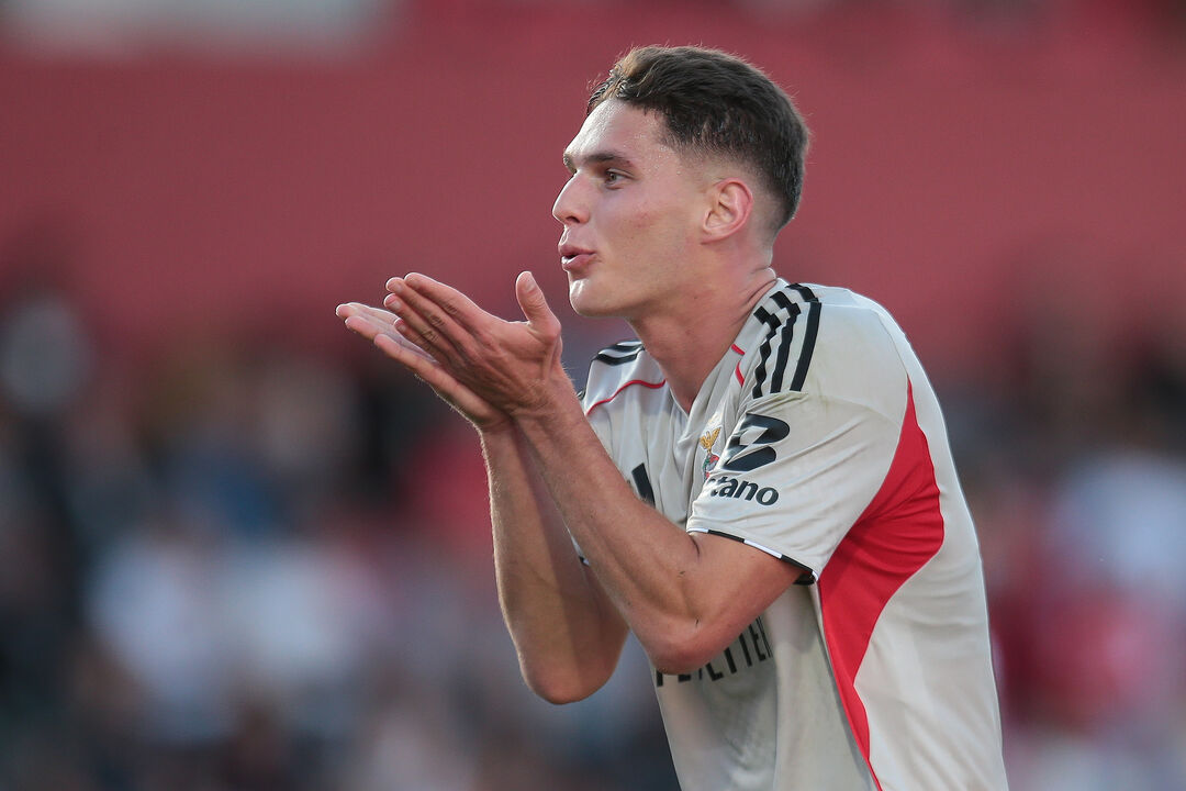 Sudakov a festejar frente ao AVS SAD