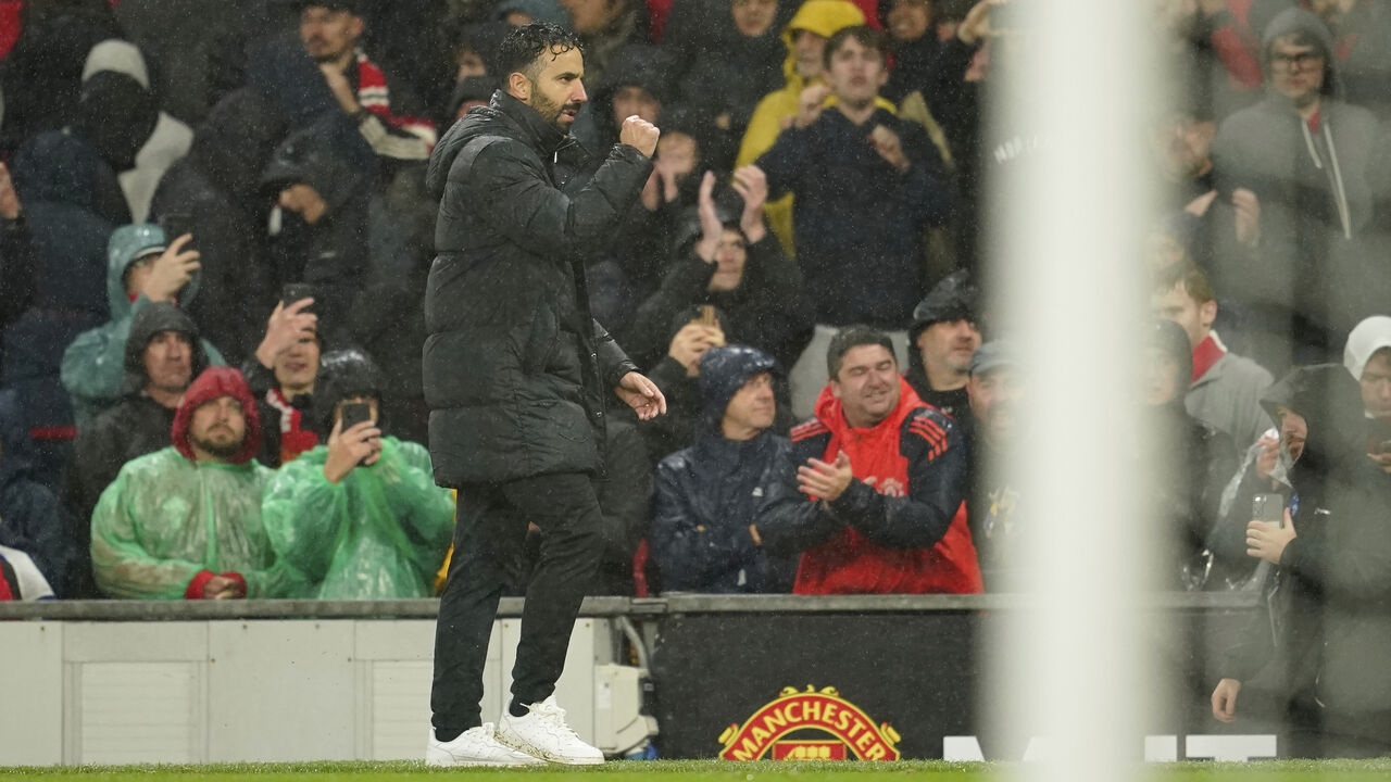 Ruben Amorim festeja com os adeptos a vitória sobre o Chelsea