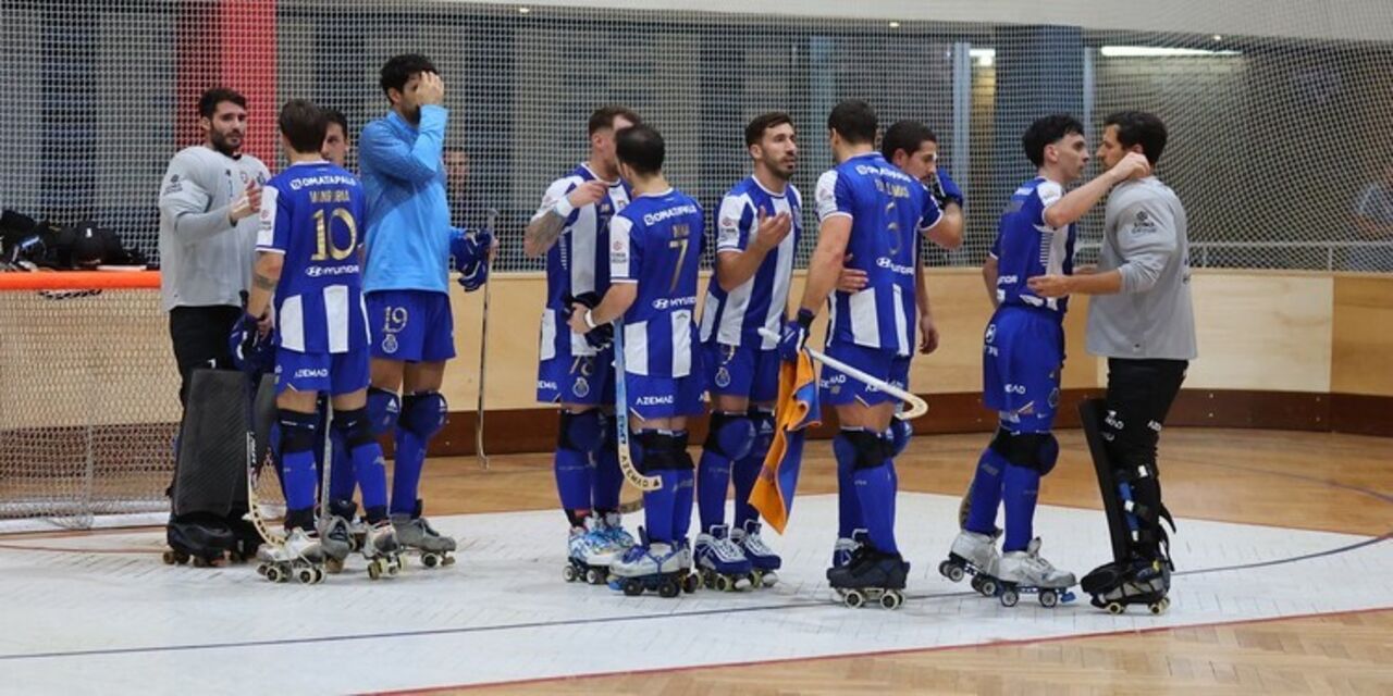 Jogadores de hóquei em patins do FC Porto reunidos em campo