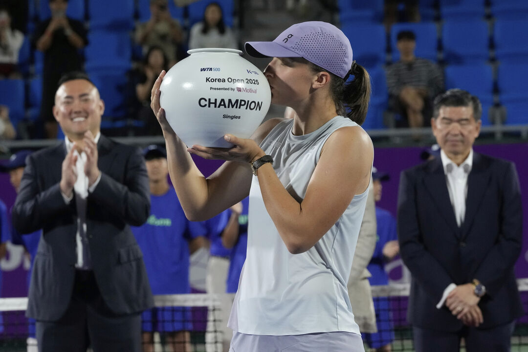 Iga Swiatek celebra conquista do torneio de Seul