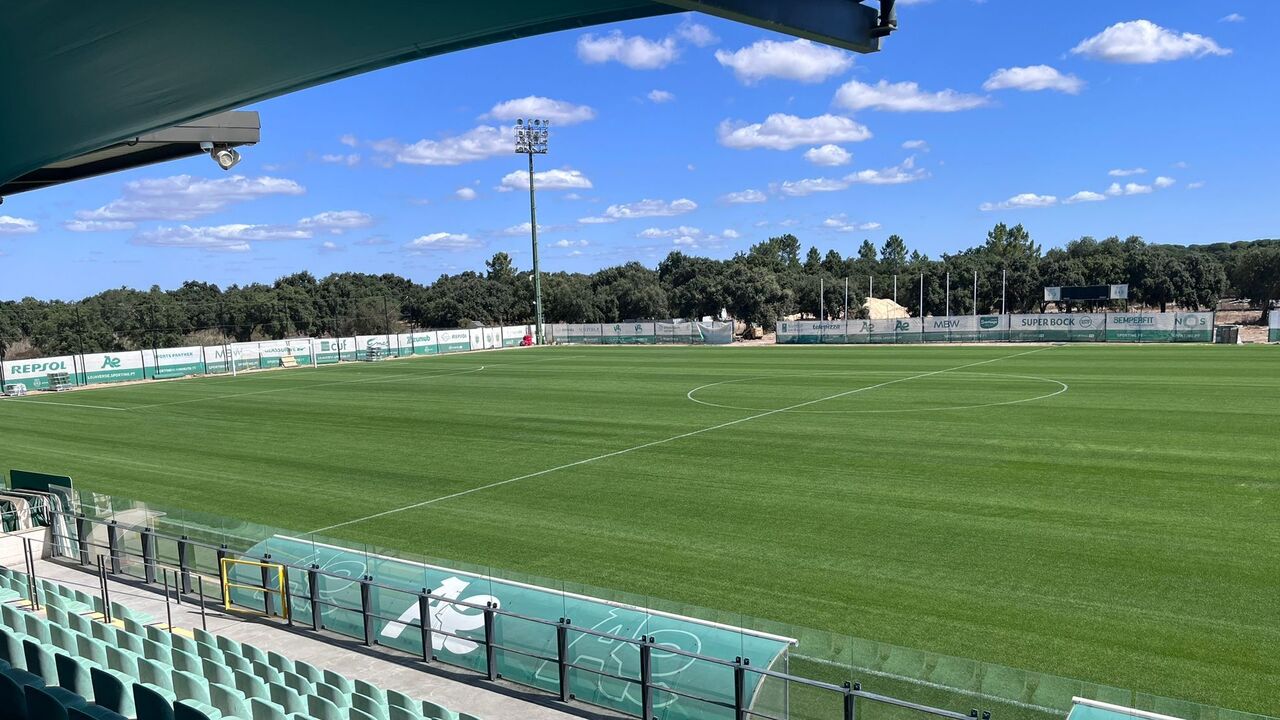 Vista do campo de treinos da Academia do Sporting em Alcochete
