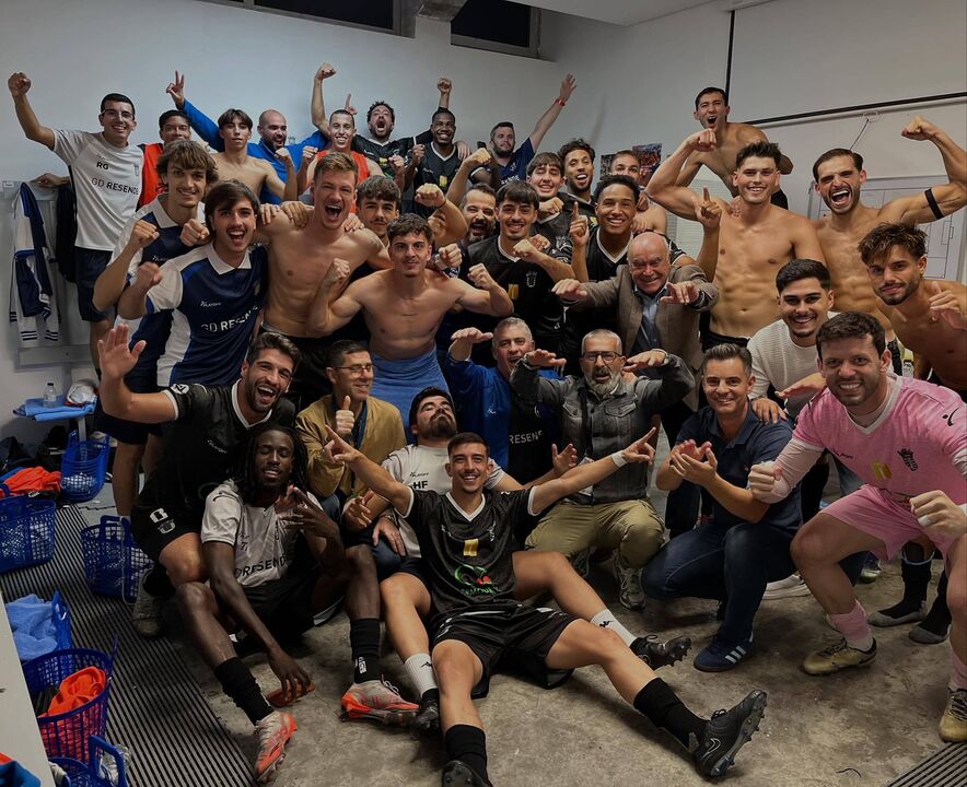 Jogadores do Resende festejam no balneário continuidade na Taça de Portugl