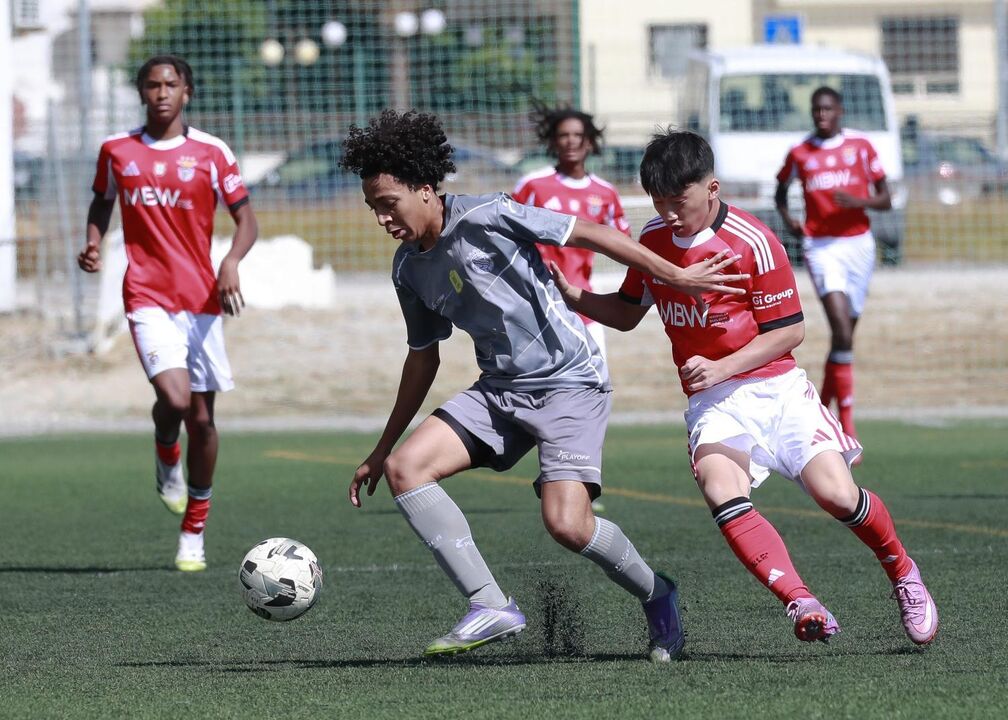 Benfica e Sporting em campo no campeonato de juvenis