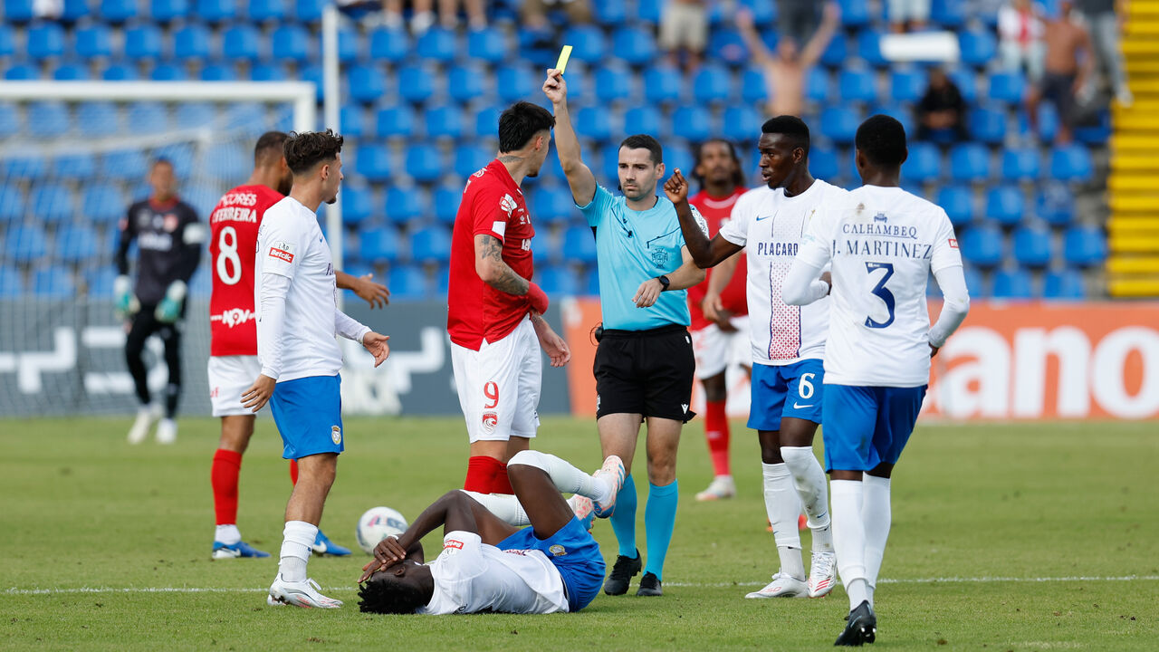 Sergio Guelho a arbitrar o Santa Clara-Alverca