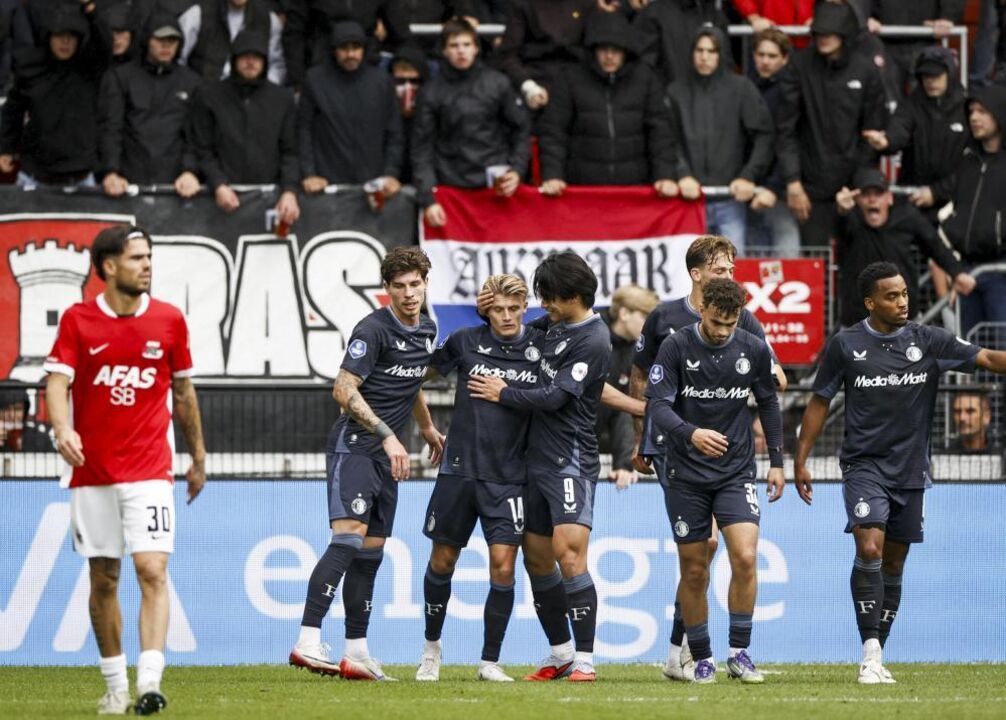 Feyenoord lidera a Eredivisie com Van Persie no comando técnico