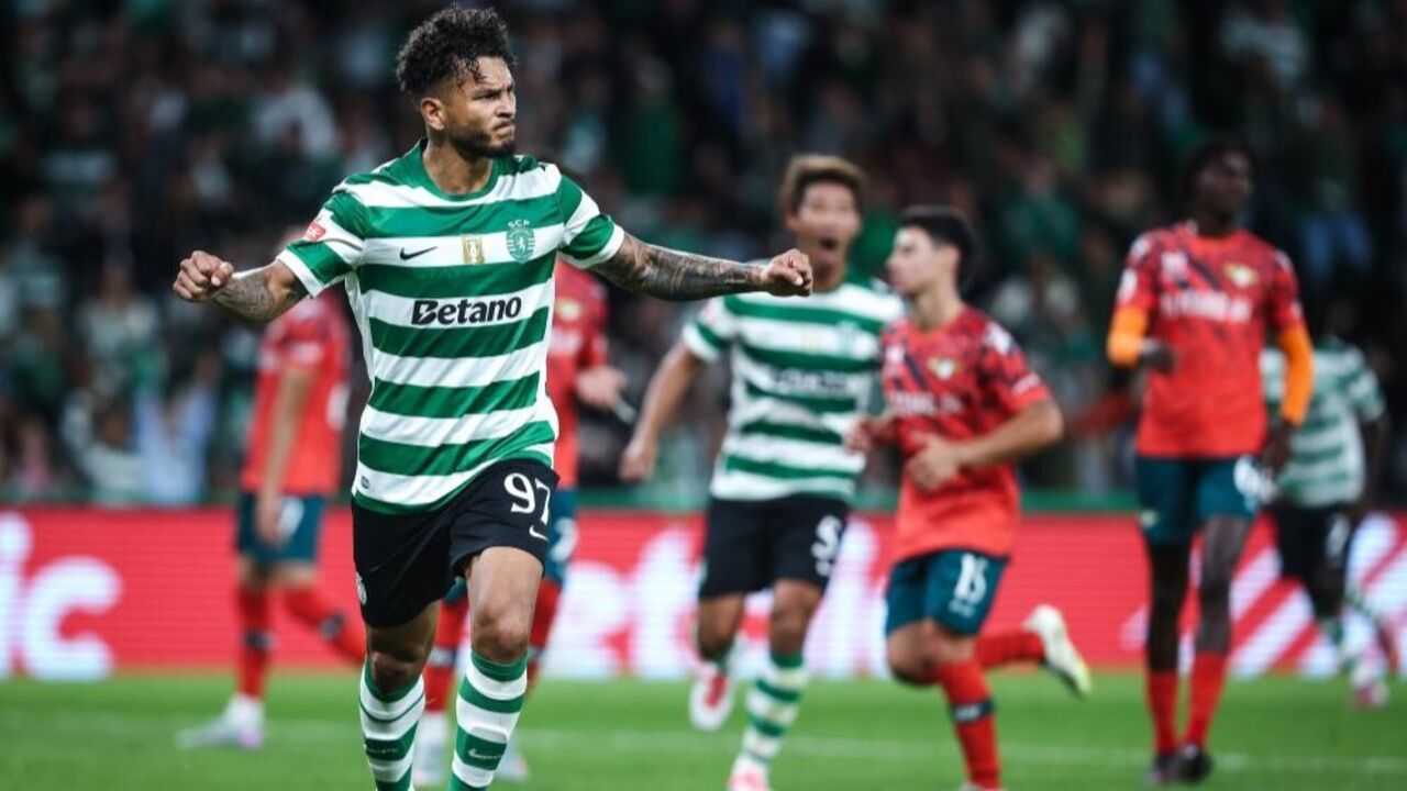 Luís Suárez celebra um golo pelo Sporting num jogo de futebol