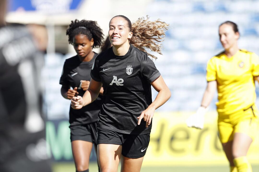 Santi, jogadora do Sporting, festeja golo no Algarve contra o Damaiense