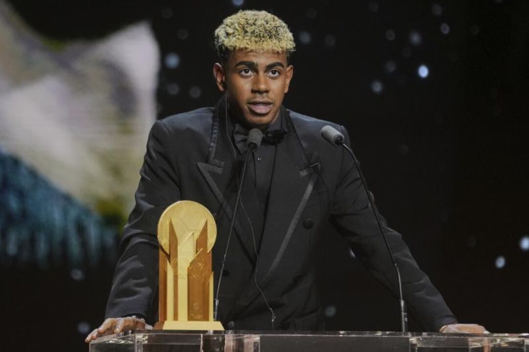 Lamine Yamal recebe prémio em cerimónia