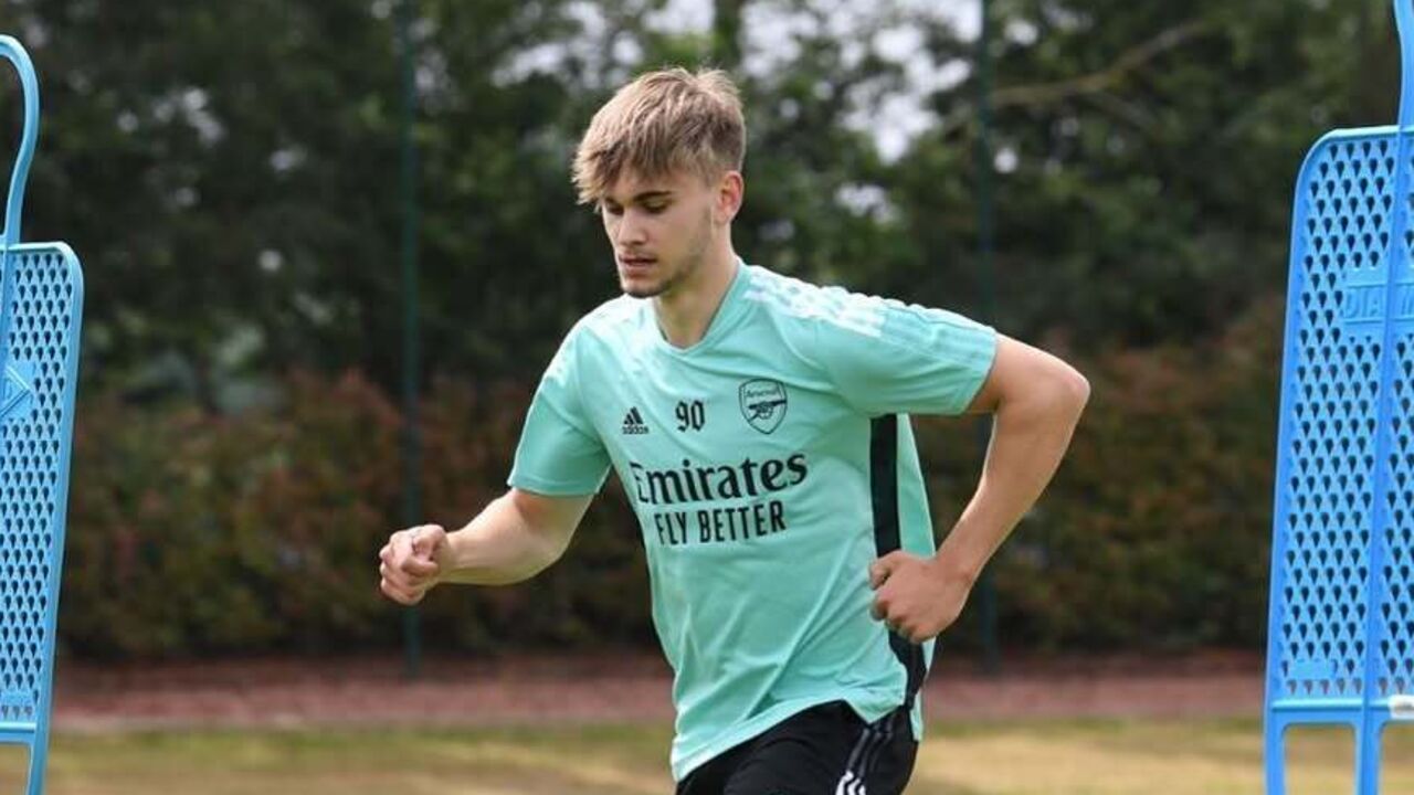 Jogador do Arsenal treina com bola em campo relvado