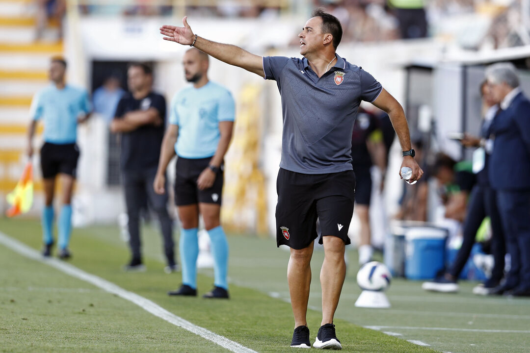 Pedro Russiano de saída do Penafiel