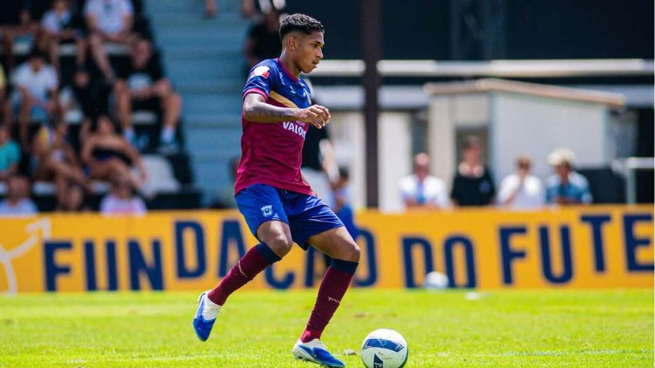 Danilo, defesa brasileiro, em jogo pelo Torreense