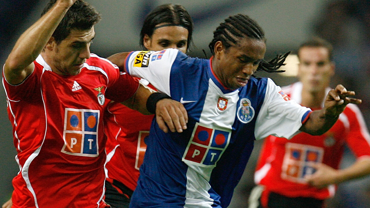 Anderson (à direita) numa disputa de bola com Katsouranis (à esquerda) num clássico entre FC Porto e Benfica