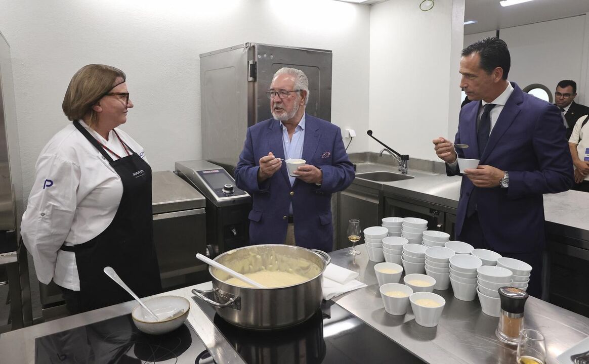 Isaltino Morais provou o arroz-doce... e aprovou-o!