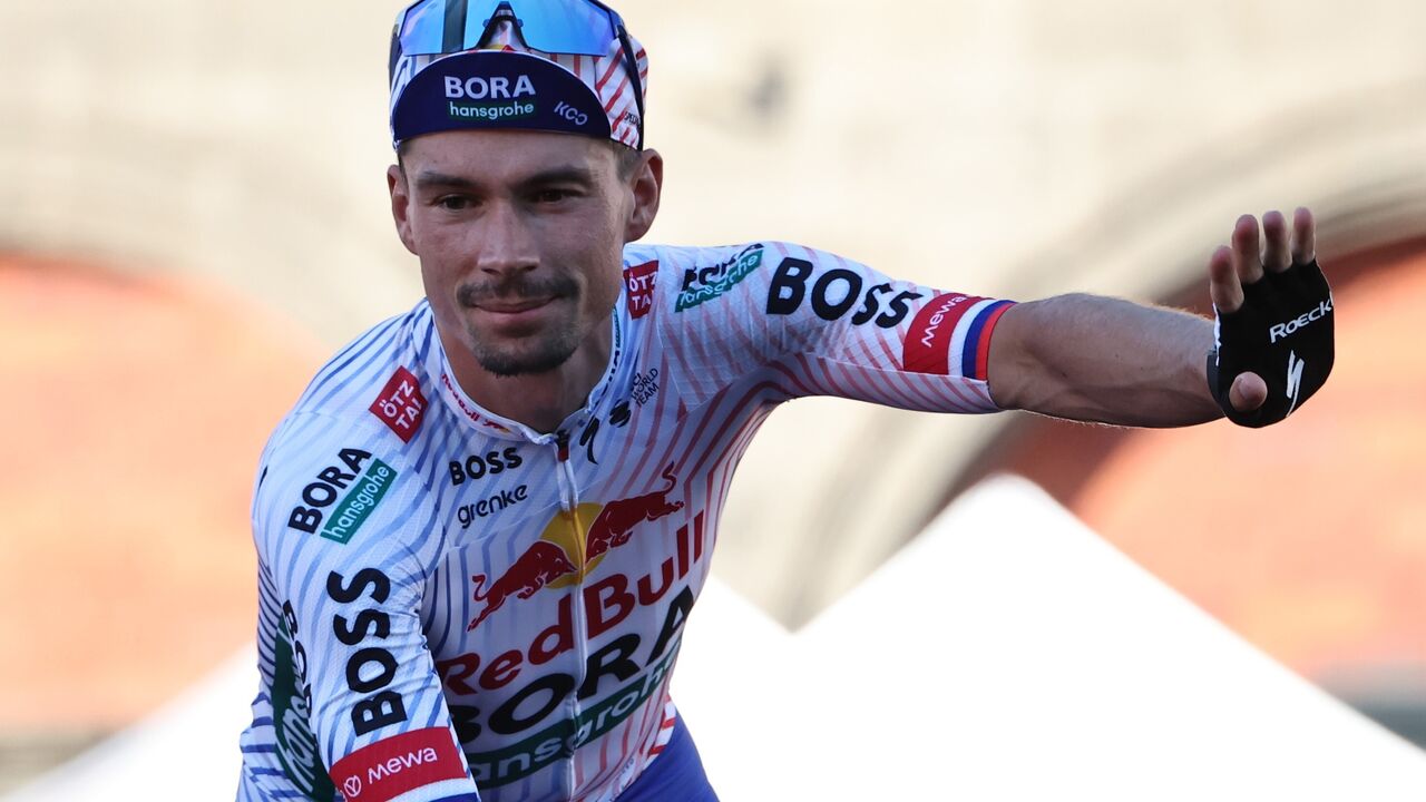 Ciclista da Bora-Hansgrohe compete com equipamento da equipa