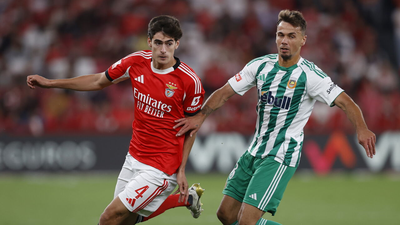 António Silva luta pela posse de bola no Benfica-Rio Ave