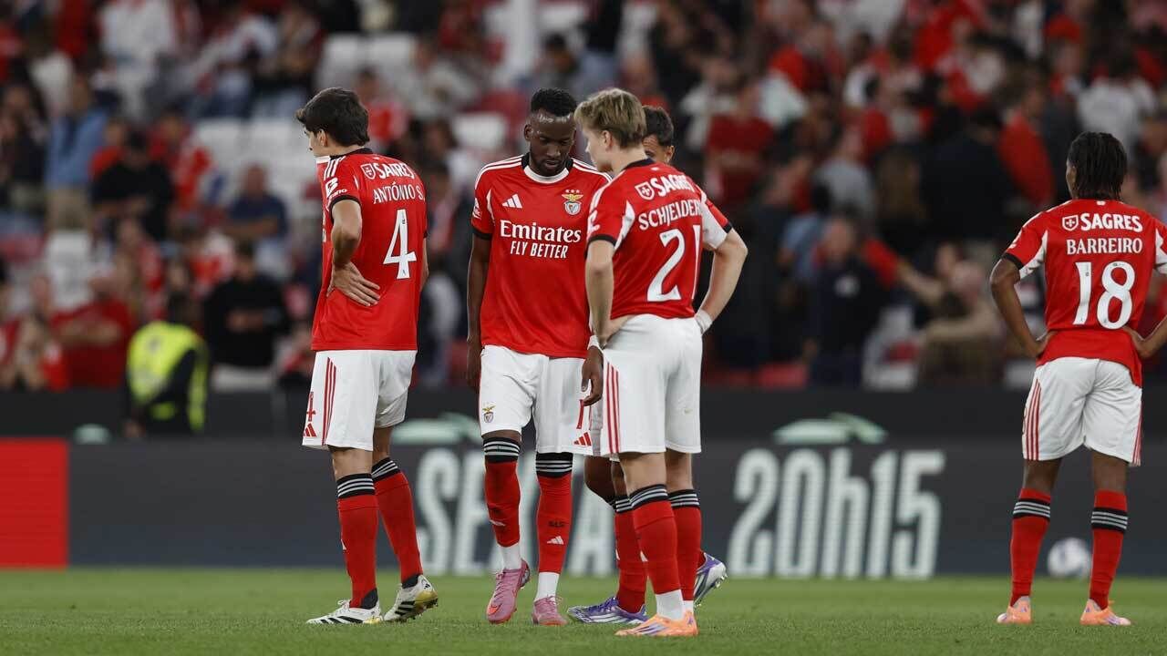 Jogadores do Benfica em campo demonstram desânimo face ao resultado