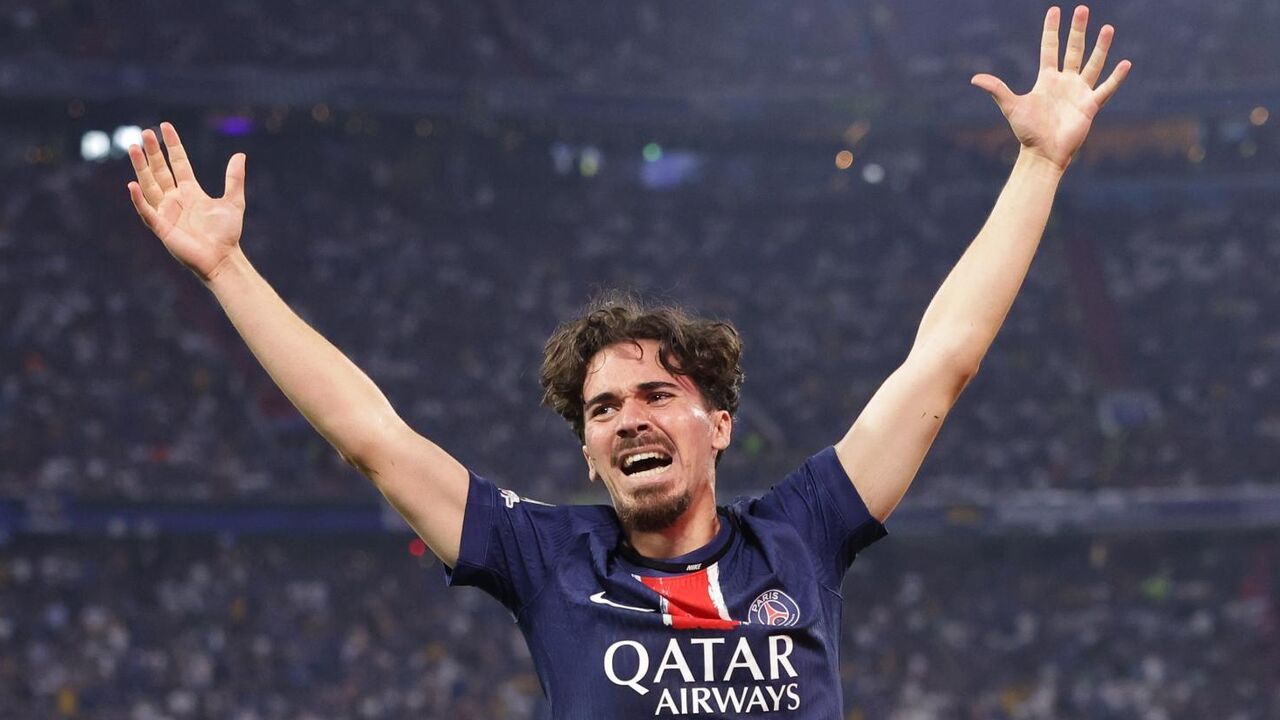 Vitinha celebra vitória com camisola do PSG