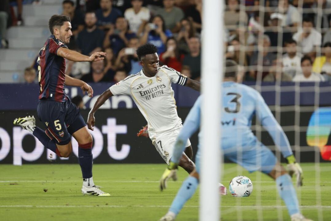 Vinícius Jr. discute com Elgezábal do Levante num jogo Real Madrid