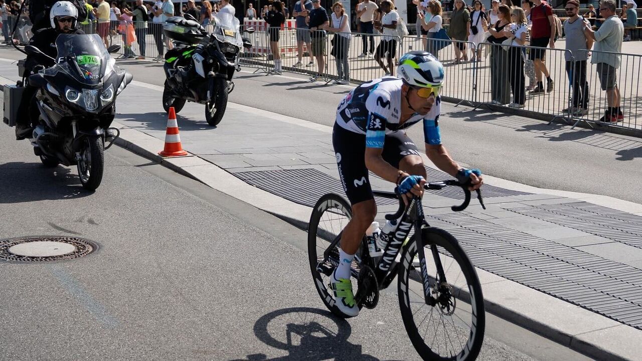 Ciclista compete com apoio de motas num evento desportivo
