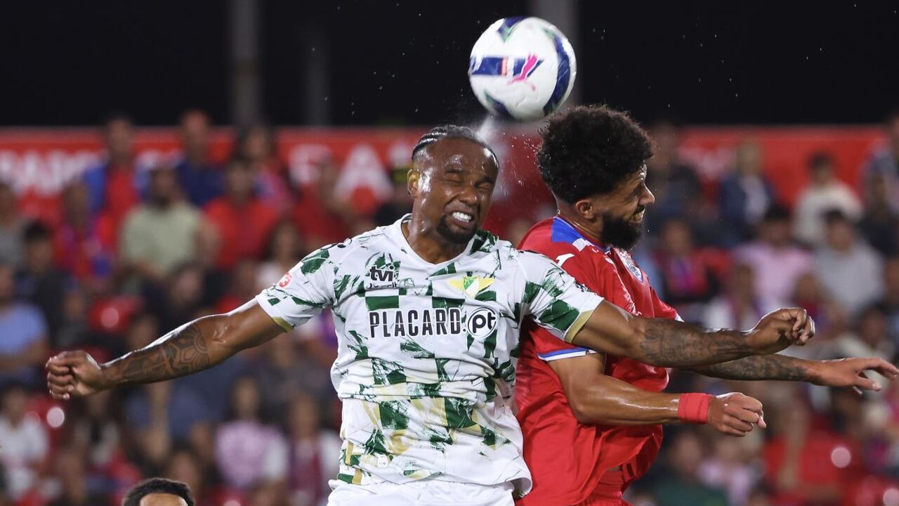 Maracás disputa lance aéreo em jogo de futebol