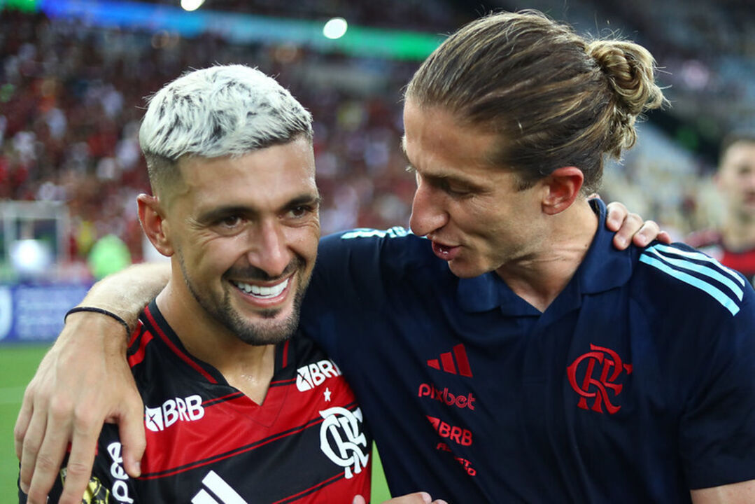 Arrascaeta e Filipe Luís negociam renovação com o Flamengo