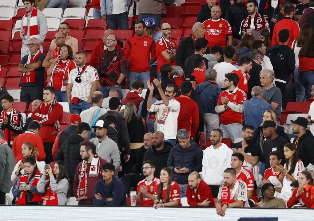 Benfiquistas apoiam equipa no Estádio da Luz