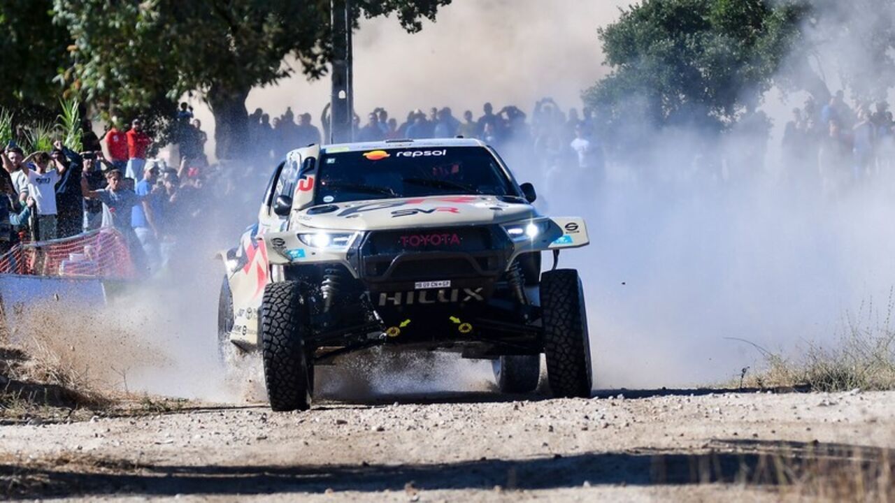 Um carro da Toyota Hilux em competição, com o patrocínio da Repsol