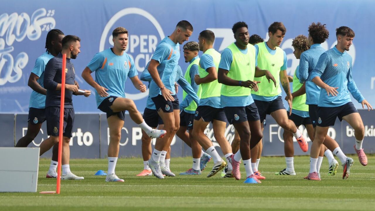 Jogadores do FC Porto treinam para visita a Arouca após folga