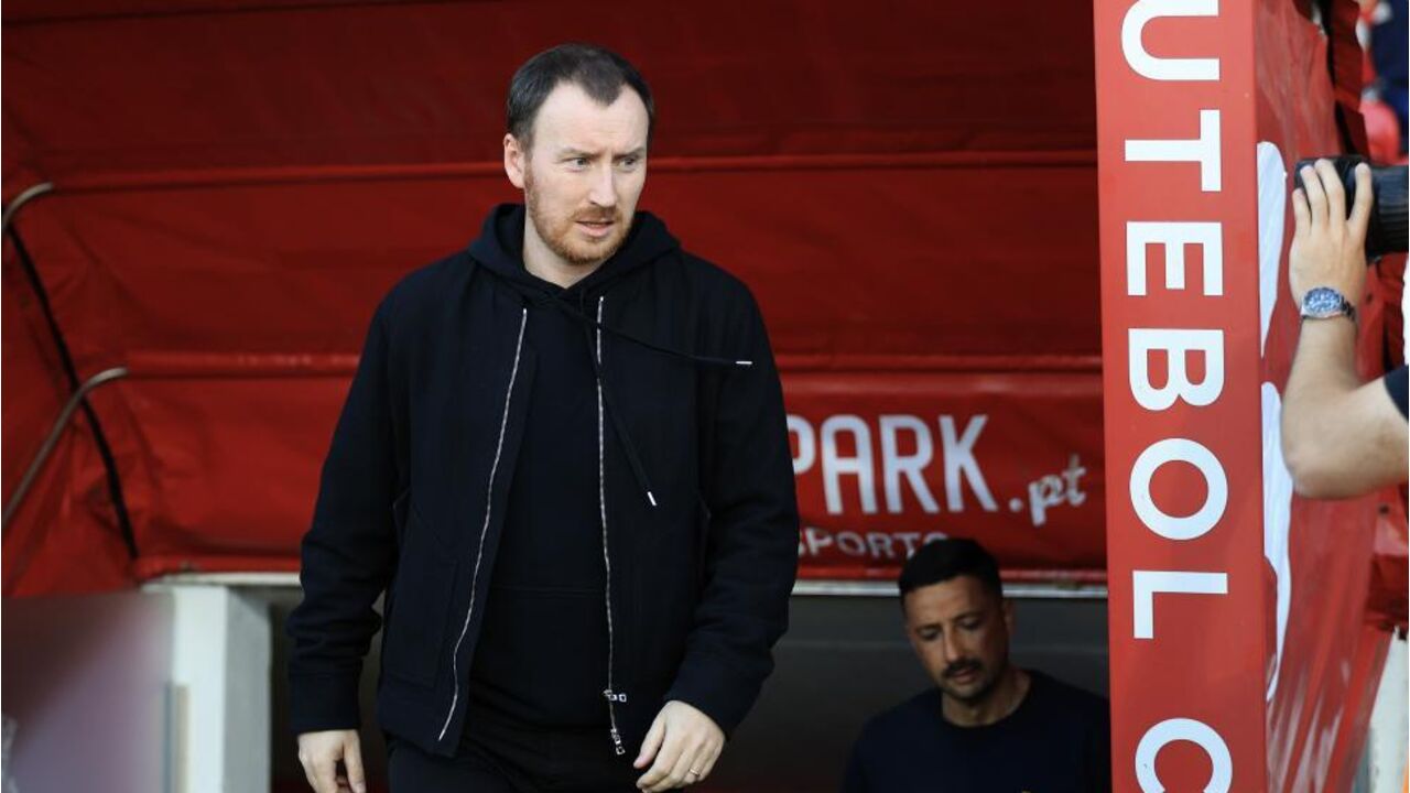 Treinador surge no túnel de acesso ao relvado no estádio