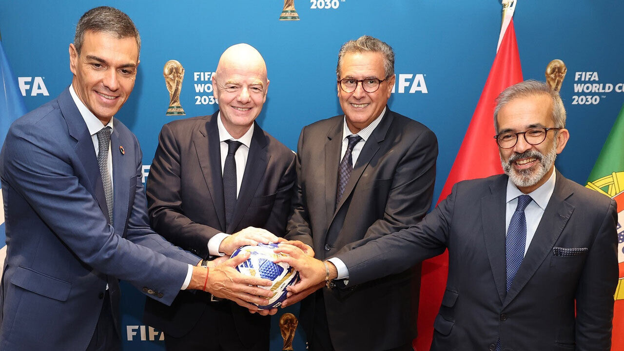 Primeiro-ministro de Espanha, Pedro Sánchez, Gianni Infantino, o primeiro-ministro de Marrocos, Aziz Akhannouch, e Paulo Rangel