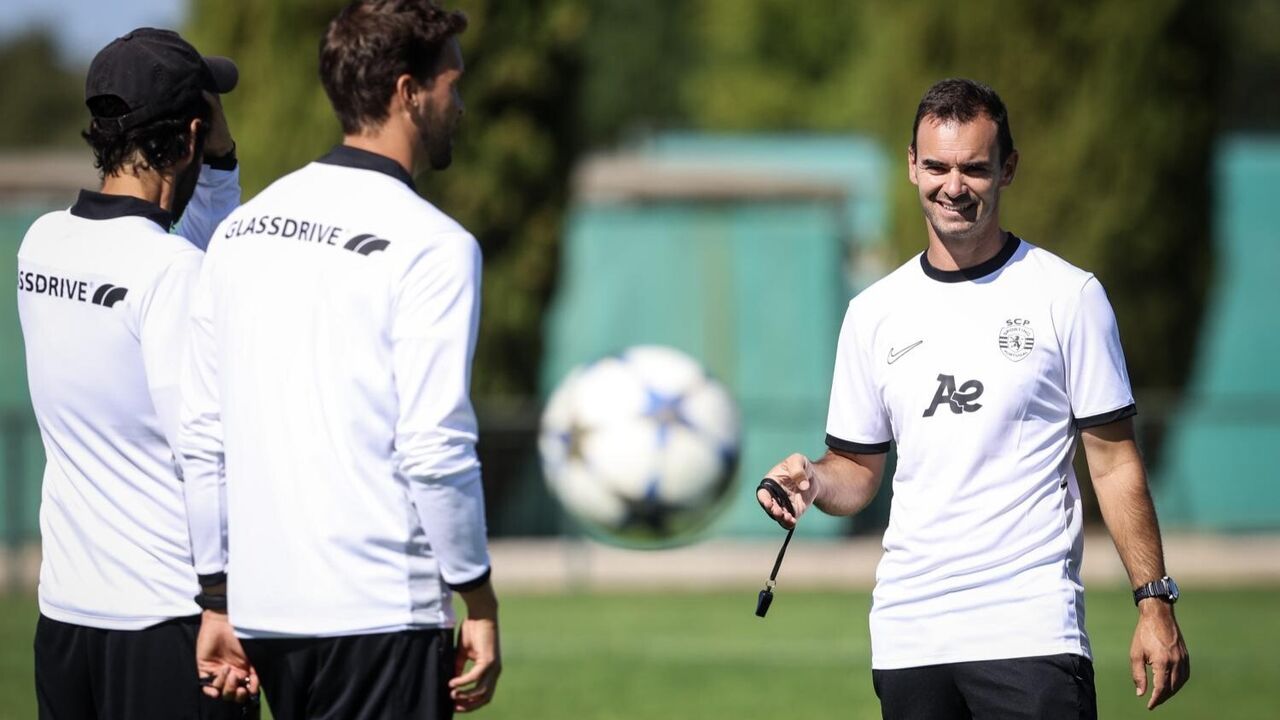 Sporting B prepara jogo com Marítimo, com relvado novo
