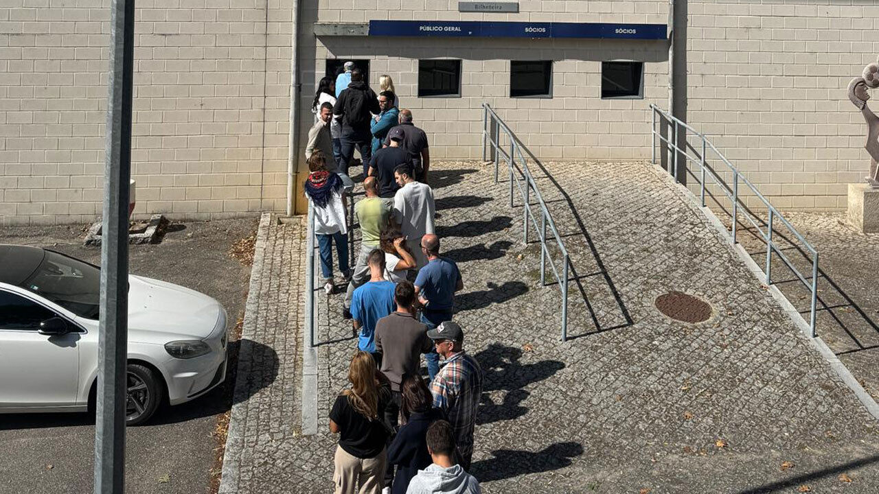 Adeptos do FC Porto correm às bilheteiras do Arouca