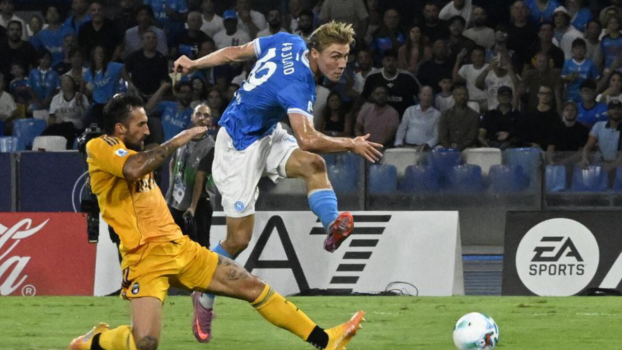 Ação num jogo de futebol com jogadores do Napoli e do Bournemouth em campo