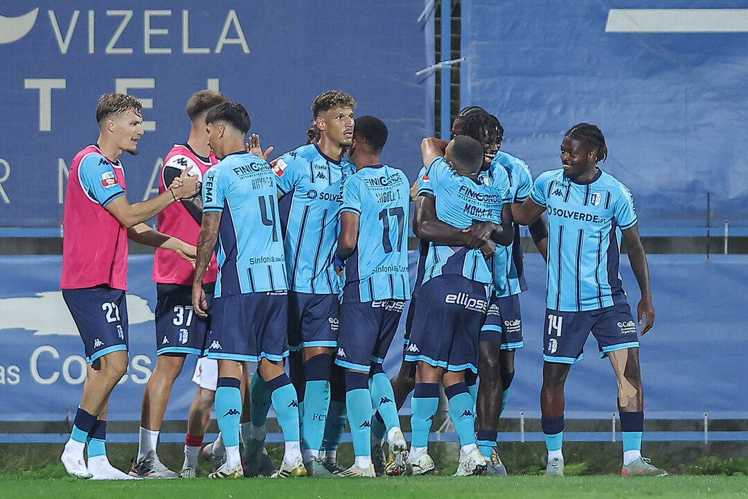 Jogadores do VIzela festejam triunfo frente ao Leixões