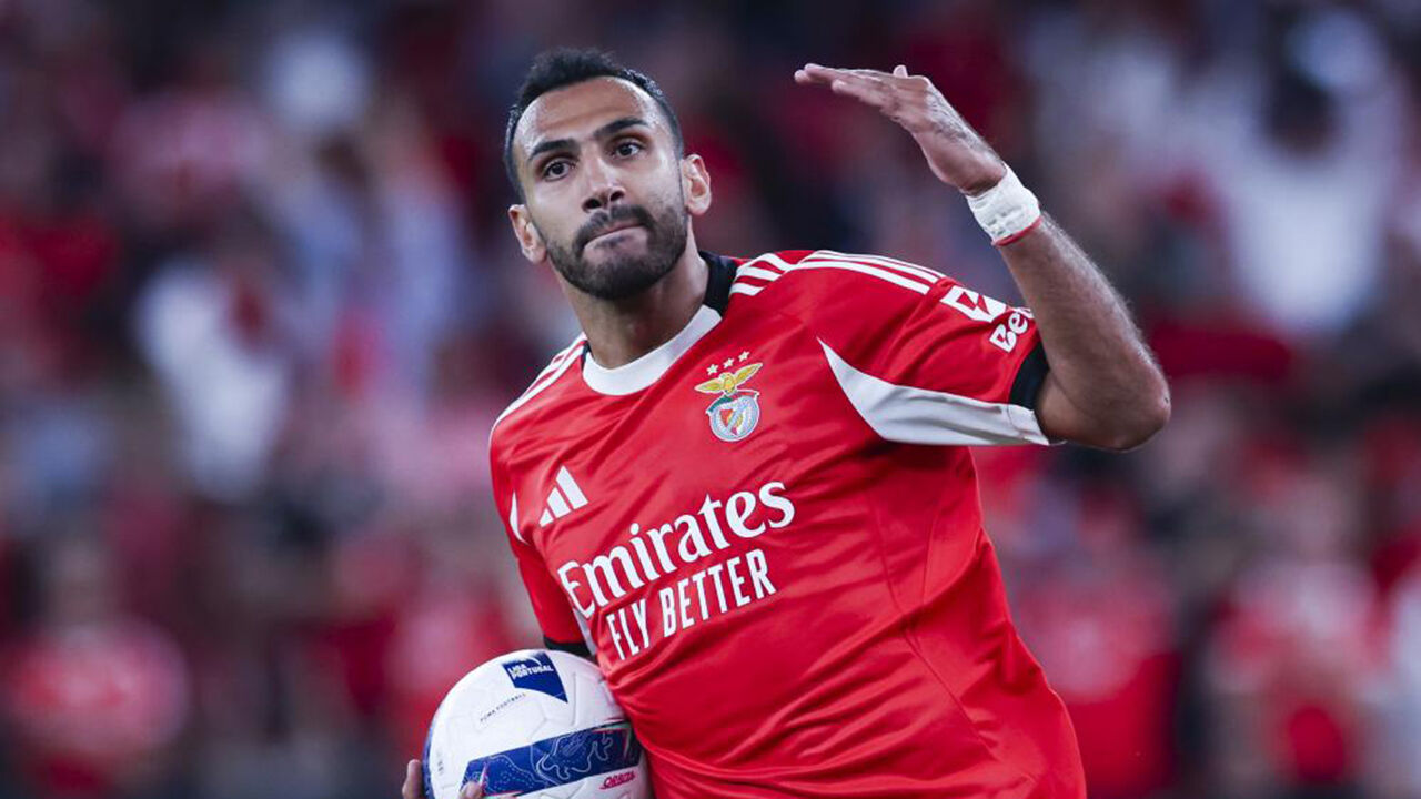 Jogador do Benfica em campo durante o jogo contra o Gil Vicente