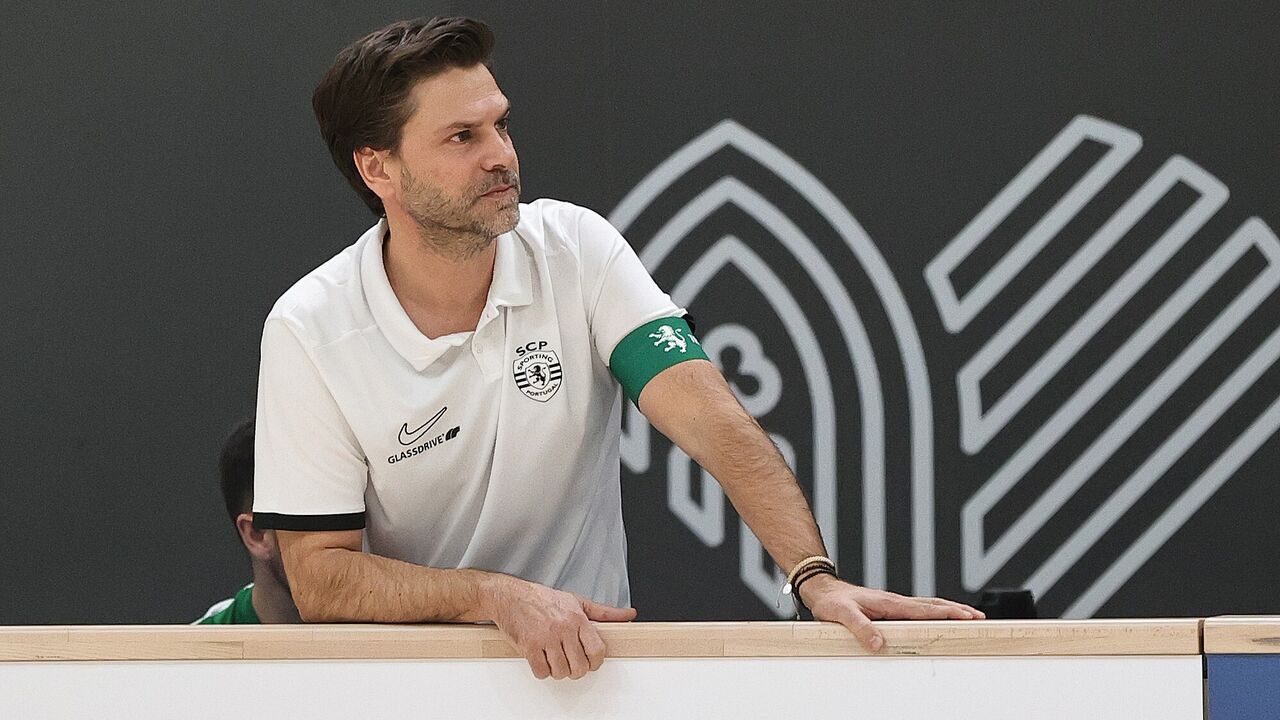 Rúben Amorim observa o jogo com a braçadeira do Sporting