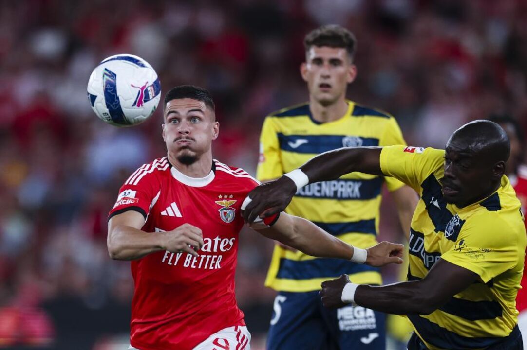 Duelo entre jogadores do Benfica e Gil Vicente em campo