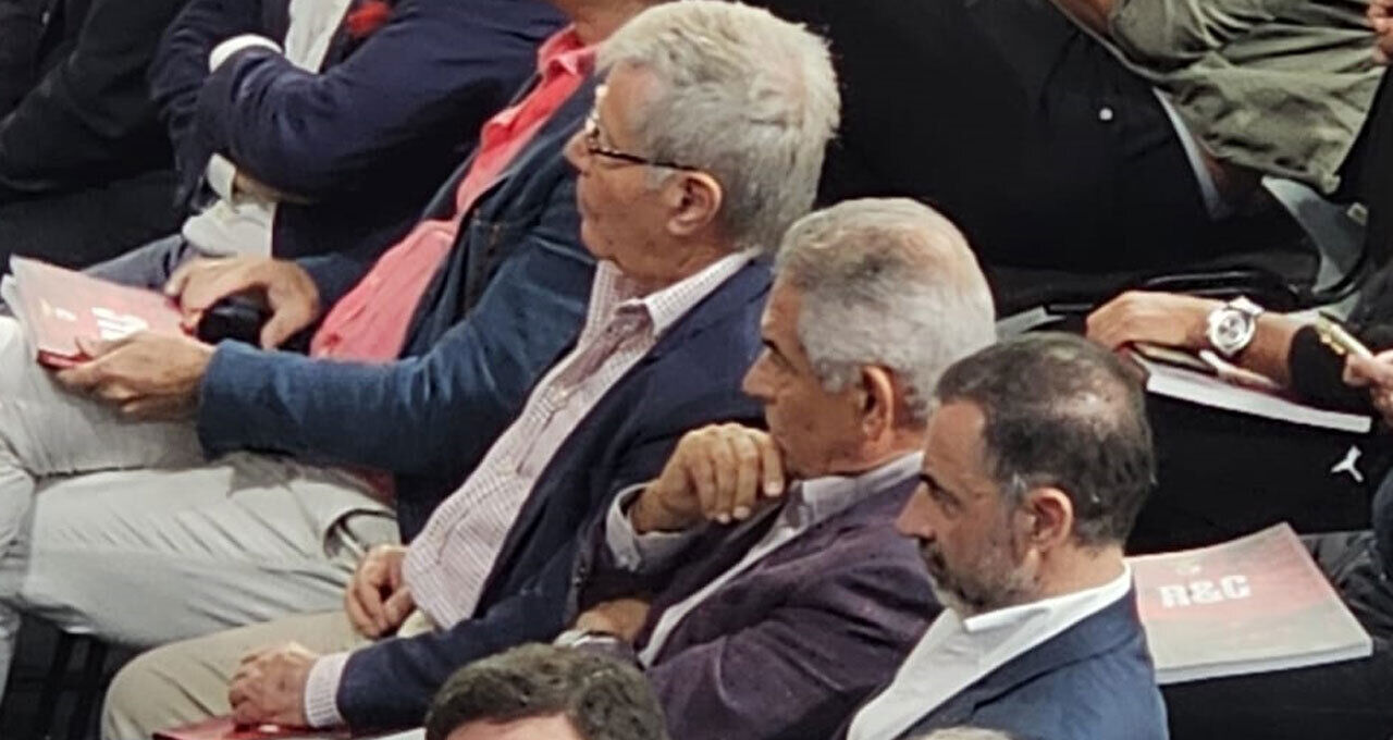 Luís Filipe Vieira ao lado de João Correia na AG