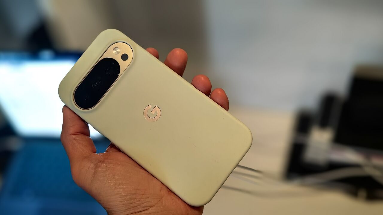 Google Pixel 10 Pro tem design semelhante, mas processador e câmara melhorados