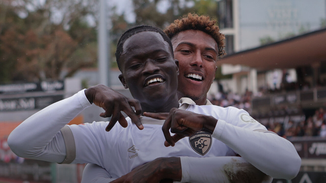 Jogadores do Portimonense celebram vitória por 3-2 contra Académico de Viseu no Fontelo
