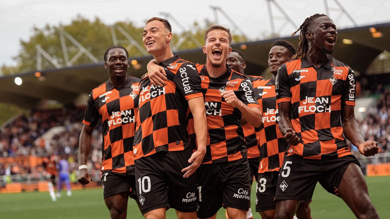 Jogadores do Lorient celebram vitória contra o Mónaco