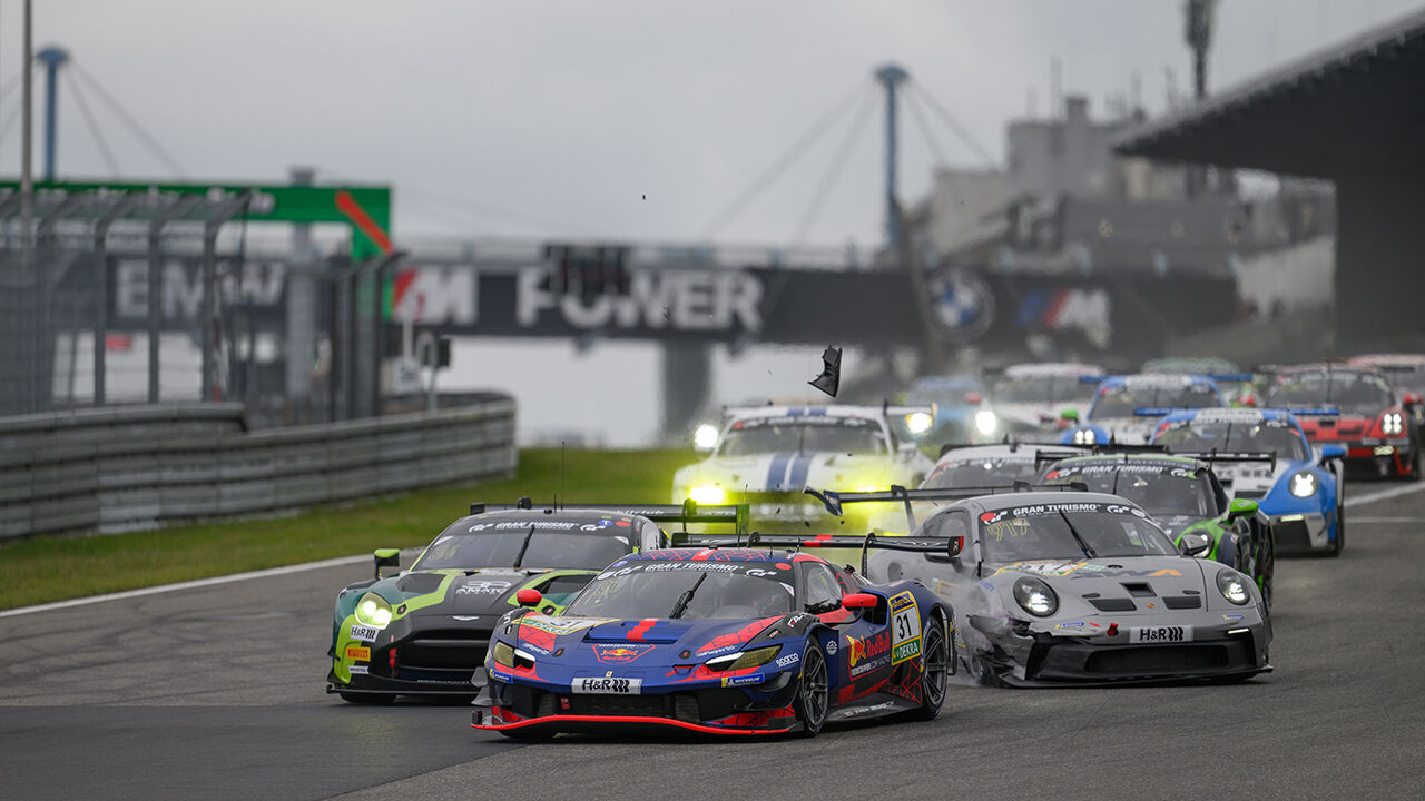 Carros de corrida competem em Nürburgring