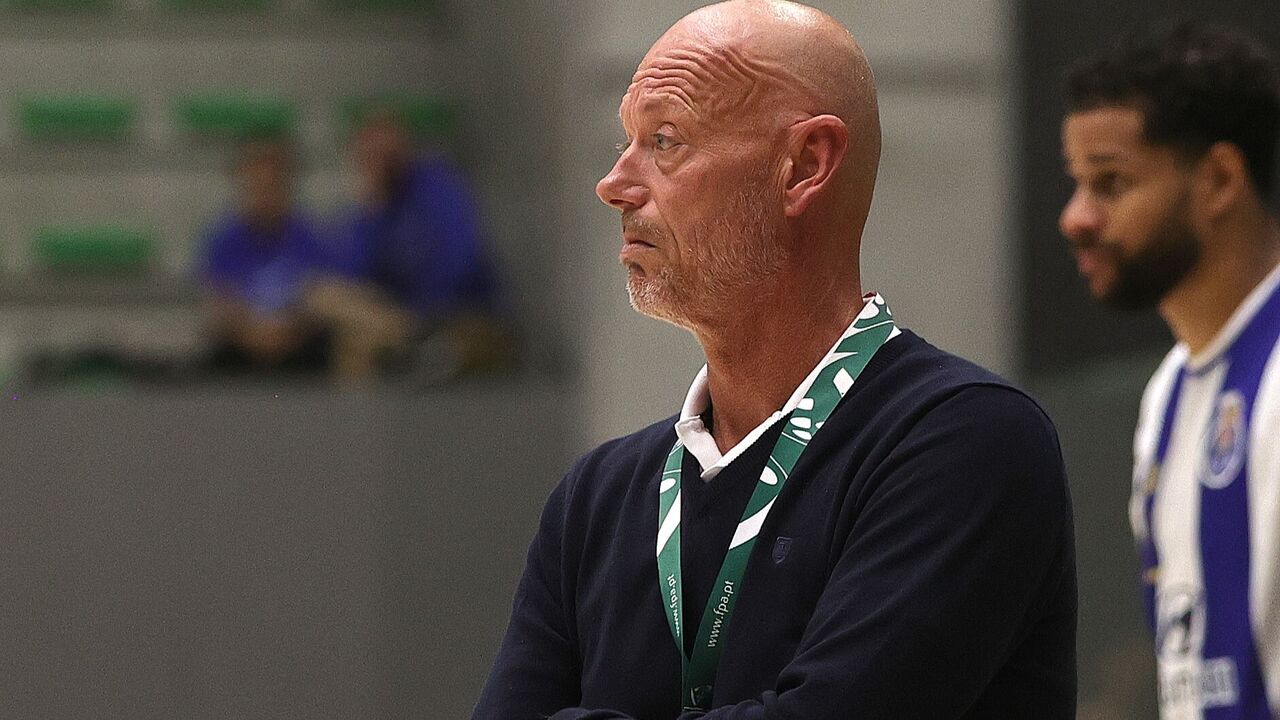 Treinador atento observa jogo de andebol